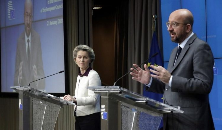 Η πρόεδρος της Κομισιόν και ο πρόεδρος του Ευρωπαϊκού Συμβουλίου κατά την κοινή συνέντευξη Τύπου μετά την τηλεδιάσκεψη των ηγετών των χωρών-μελών (φωτ.: EPA / Olivier Hoslet / Pool)