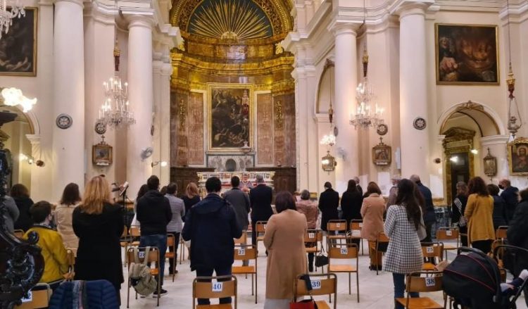 Έλληνες παρακολουθούν τη Θεία Λειτουργία για τα Θεοφάνια στον Άγιο Νικόλαο Μάλτας (φωτ.: Facebook / Ελληνορθόδοξος Ενορία Αγίου Γεωργίου Μάλτας)