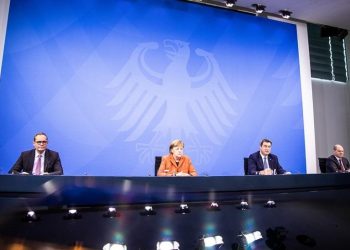 Ο δήμαρχος του Βερολίνου Μίκαελ Μιούλερ, η καγκελάριος Άνγκελα Μέρκελ, ο πρωθυπουργός της Βαυαρίας Μάρκους Σέντερ και ο υπουργός Οικονομικών και αντιπρόεδρος της Γερμανίας Όλαφ Σολτς στη συνέντευξη Τύπου για το lockdown (φωτ.: EPA / RAINER KEUENHOF/ POOL)