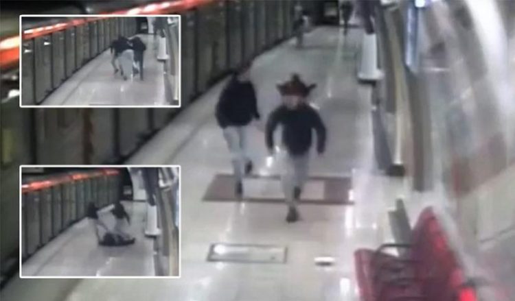 Πλάνα από κάμερα κλειστού κυκλώματος δείχνει την επίθεση στον σταθμάρχη, στην αποβάθρα του μετρό στην Ομόνοια