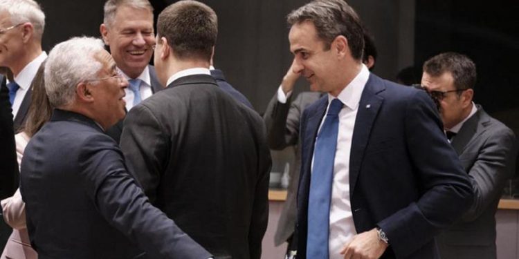 Ο πρωθυπουργός με τον Πορτογάλο ομόλογό του Αντόνιο Κόστα, τον Φεβρουάριο του 2020, στις Βρυξέλλες (φωτ.: ΑΠΕ-ΜΠΕ / Γρ. Τύπου Πρωθυπουργού / Δημήτρης Παπαμήτσος)