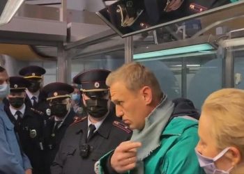 Ο Αλεξέι Ναβάλνι κατά την άφιξή του στο αεροδρόμιο της Μόσχας (φωτ.: EPA / Kira Yarmysh)
