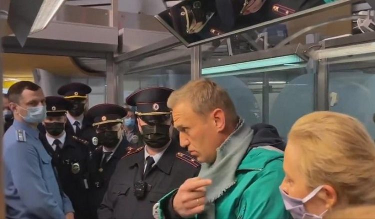 Ο Αλεξέι Ναβάλνι κατά την άφιξή του στο αεροδρόμιο της Μόσχας (φωτ.: EPA / Kira Yarmysh)