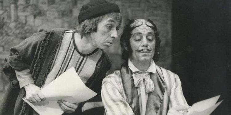 Ο Νίκος Φιλιππόπουλος (αρ.) με τον Νίκο Τζόγια στην παράσταση «Ο υπάλληλος», το 1978, στο Εθνικό Θέατρο (φωτ.: nt-archive.gr)