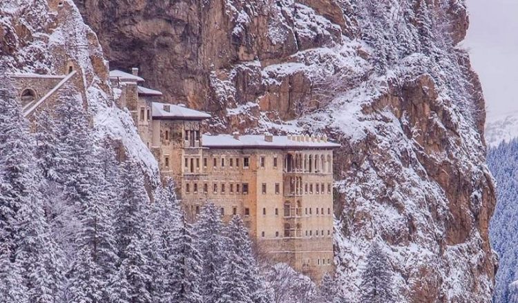 Η χιονισμένη Παναγία Σουμελά στον Πόντο (φωτ.: Facebook / Trabzon İl Kültür ve Turizm Müdürlüğü)