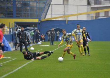 Οι παίκτες των δύο ομάδων μάχονται για τη μπάλα κατά τη διάρκεια του αγώνα ποδοσφαίρου, στο Αγρίνιο (φωτ.: ΑΠΕ-ΜΠΕ / Νίκη Μπερερή)