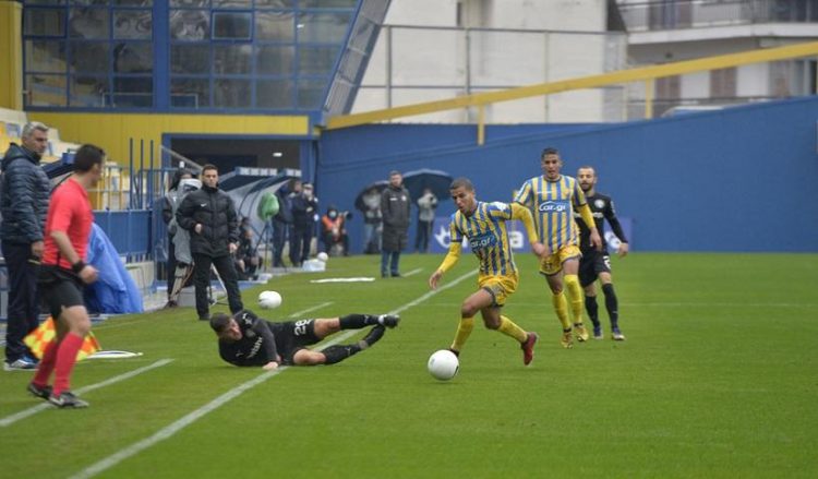 Οι παίκτες των δύο ομάδων μάχονται για τη μπάλα κατά τη διάρκεια του αγώνα ποδοσφαίρου, στο Αγρίνιο (φωτ.: ΑΠΕ-ΜΠΕ / Νίκη Μπερερή)