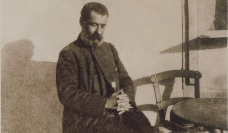 Ο Παπαδιαμάντης φωτογραφημένος από τον Παύλο Νιρβάνα, το 1906, στη Δεξαμενή της Αθήνας (φωτ.: el.wikipedia.org)