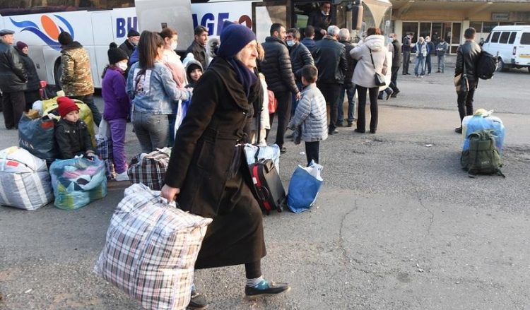 Αρμένιοι πρόσφυγες από χωριά του Ναγκόρνο Καραμπάχ επιβιβάζονται σε λεωφορεία με προορισμό την πρωτεύουσα Στεπανακέρτ (φωτ.: EPA / Melik Baghdasaryan)