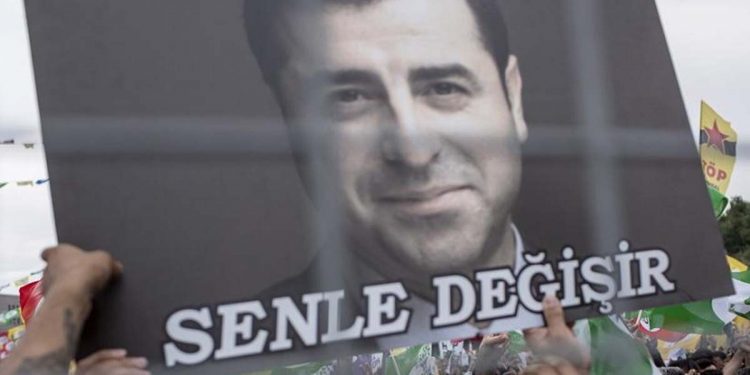 Υποστηρικτές του φυλακισμένου πολιτικού Σελαχατίν Ντεμιρτάς, πρώην συμπροέδρου του HDP, ζητούν την αποφυλάκισή του (φωτ. αρχείου: EPA/SEDAT SUNA)