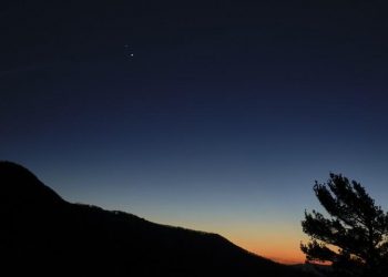 Ο Κρόνος (από πάνω) και ο Δίας όπως φαίνονταν μετά το ηλιοβασίλεμα από το Εθνικό Πάρκο Σεναντόα στη Βιρτζίνια των ΗΠΑ, στις 13 Δεκεμβρίου 2020 (φωτ.: NASA / Bill Ingalls)