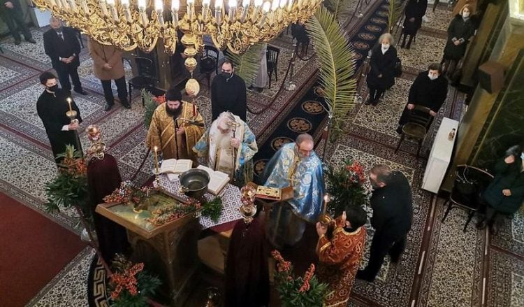 Εικόνα από τον εορτασμό των Θεοφανίων και τον καθαγιασμό των υδάτων στον Ιερό Ναό Αγίου Πέτρου Άργους (φωτ.: ΑΠΕ-ΜΠΕ / Ευάγγελος Μπουγιώτης)