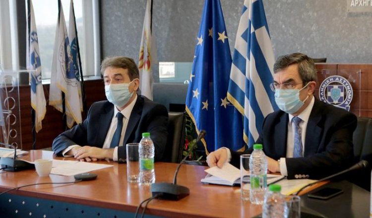 Ο υπουργός Προστασίας του Πολίτη Μιχάλης Χρυσοχοΐδης μαζί με τον υφυπουργό Λευτέρη Οικονόμου στην παρουσίαση του Εθνικού Σχεδίου Διαχείρισης Συναθροίσεων (φωτ.: ΑΠΕ-ΜΠΕ / Παντελής Σαΐτας)
