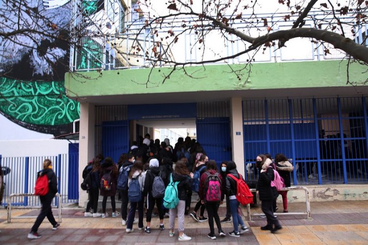 Μαθητές του 2ου Πειραματικού Γυμνασίου Αθηνών μπαίνουν στο σχολείο τους, σήμερα, Δευτέρα 1 Φεβρουαρίου 2021 (φωτ.: ΑΠΕ-ΜΠΕ/ Αλέξανδρος Μπελτές)