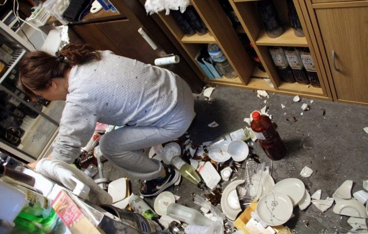 Γυναίκα καθαρίζει το δάπεδο σε εστιατόριο της Φουκουσίμα, στην Ιαπωνία, μετά τον ισχυρό σεισμό των 7,3 βαθμών της κλίμακας Ρίχτερ (φωτ.: EPA/JIJI PRESS JAPAN OUT)
