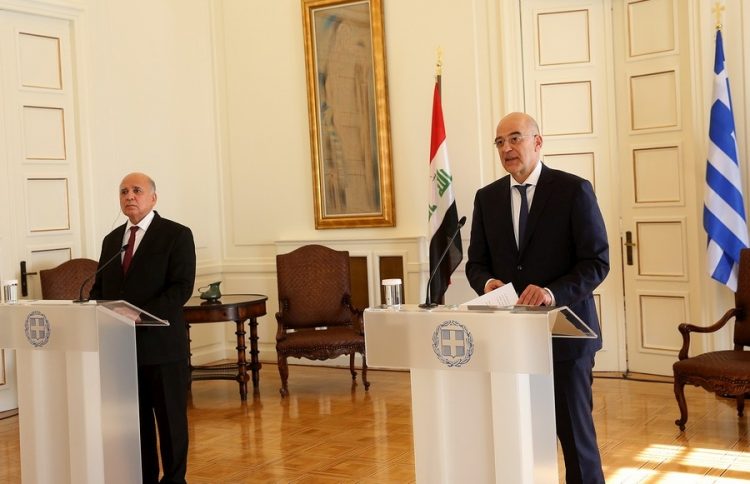 Ο υπουργός Εξωτερικών Νίκος Δένδιας και ο Ιρακινός ομόλογός του Φουάντ Χουσεΐν μετά τη συνάντησή τους στο υπουργείο Εξωτερικών (φωτ.: ΑΠΕ-ΜΠΕ / Ορέστης Παναγιώτου)