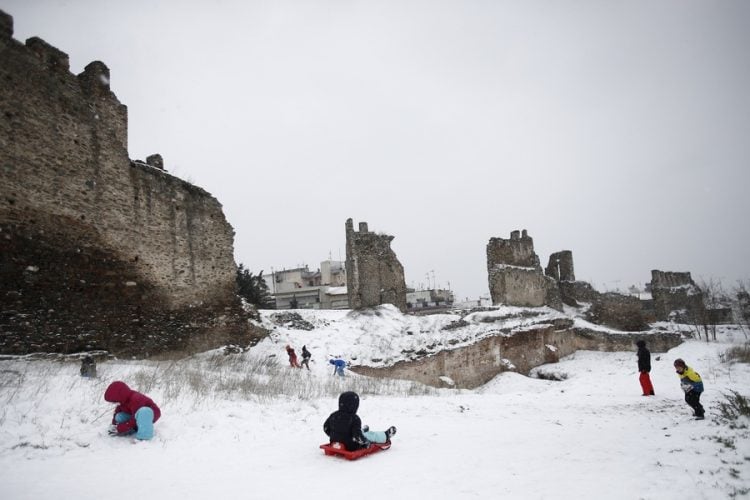 Παιχνίδια στο κάστρο του Επταπυργίου στη Θεσσαλονίκη, χθες. Μικροί και μεγάλοι χάρηκαν το χιόνι (φωτ.: ΑΠΕ-ΜΠΕ / Δημήτρης Τοσίδης)