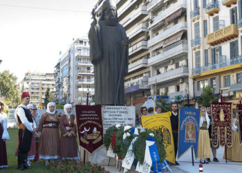 Ο ανδριάντας του Χρυσοστόμου Σμύρνης στην πλατεία Αγίας Σοφίας στη Θεσσαλονίκη (φωτ.: ΑΠΕ-ΜΠΕ / Σωτήρης Μπαρμπαρούσης)