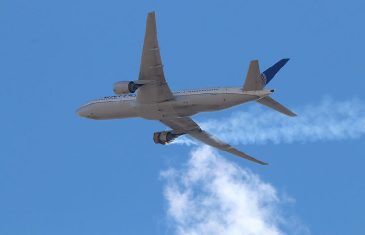 Χρήστης του Instagram ανέβασε φωτογραφία με τον φλεγόμενο κινητήρα του Boeing 777 που πραγματοποίησε αναγκαστική προσγείωση στο Ντένβερ (φωτ.: Instagram / Hayden Smith)