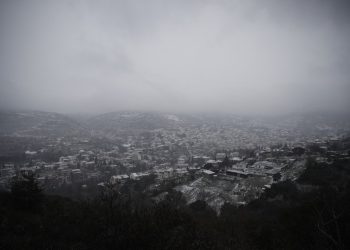 Το Ασβεστοχώρι κατά τη διάρκεια χιονόπτωσης (φωτ.: ΑΠΕ-ΜΠΕ / Δημήτρης Τοσίδης)