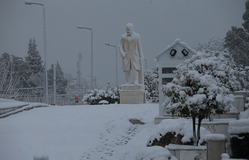 Η χιονισμένη Αθήνα σε 20 φωτογραφίες – Χιονάνθρωποι, χιονοπόλεμος και… ορατότητα μηδέν