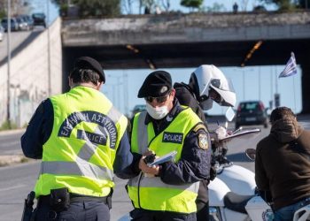 Αστυνομικοί κάνουν ελέγχους σε οδηγούς που κινούνται στις εξόδους της Θεσσαλονίκης (φωτ.: ΑΠΕ-ΜΠΕ / Νίκος Αρβανιτίδης)