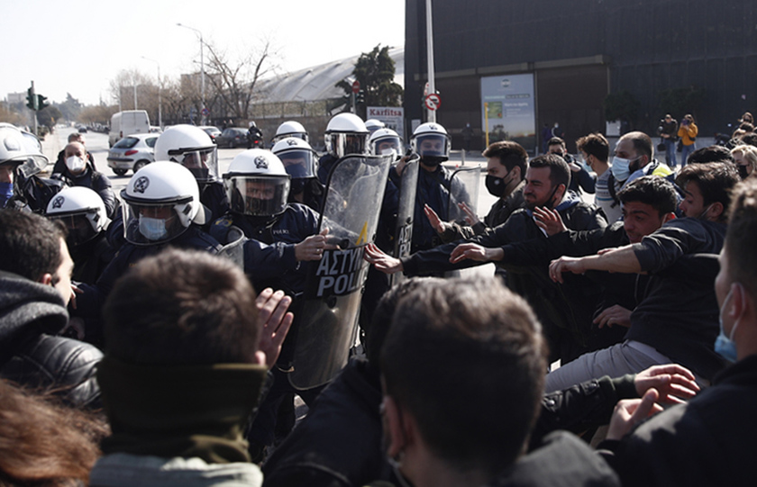 Θεσσαλονίκη: Έφοδος των ΜΑΤ στο ΑΠΘ – Χημικά και προσαγωγές φοιτητών (photo, video)