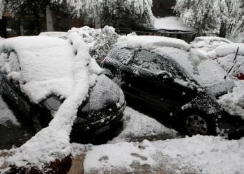 Δένδρο έχει πέσει από το βάρος του χιονιού σε σταθμευμένο αυτοκίνητο στο Παγκράτι (φωτ.: ΑΠΕ-ΜΠΕ / Παντελής Σαΐτας)
