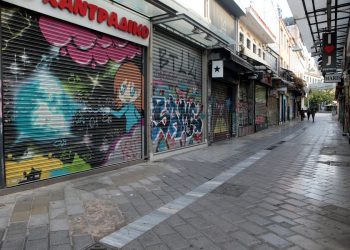 Κλειστά καταστήματα στην οδό Ηφαίστου (φωτ.: ΑΠΕ-ΜΠΕ/ Παντελής Σαΐτας)