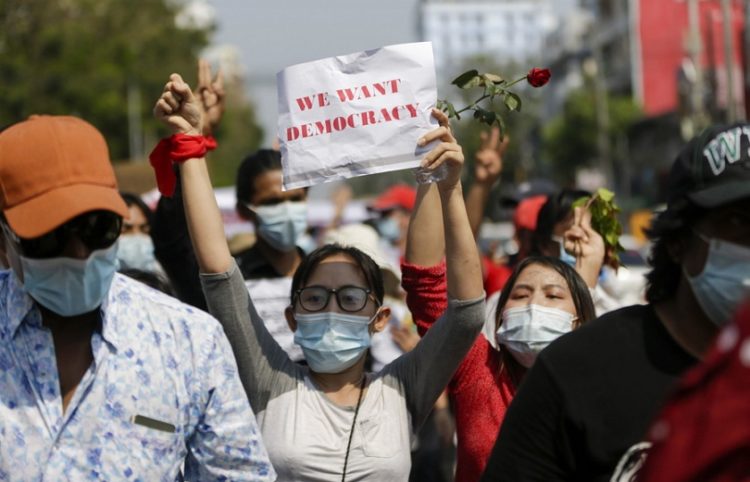 «Θέλουμε δημοκρατία» γράφει το χαρτί στα χέρια της διαδηλώτριας στη Γιανγκόν, την εμπορική πρωτεύουσα της Μιανμάρ (φωτ.: EPA / Lynn Bo Bo)