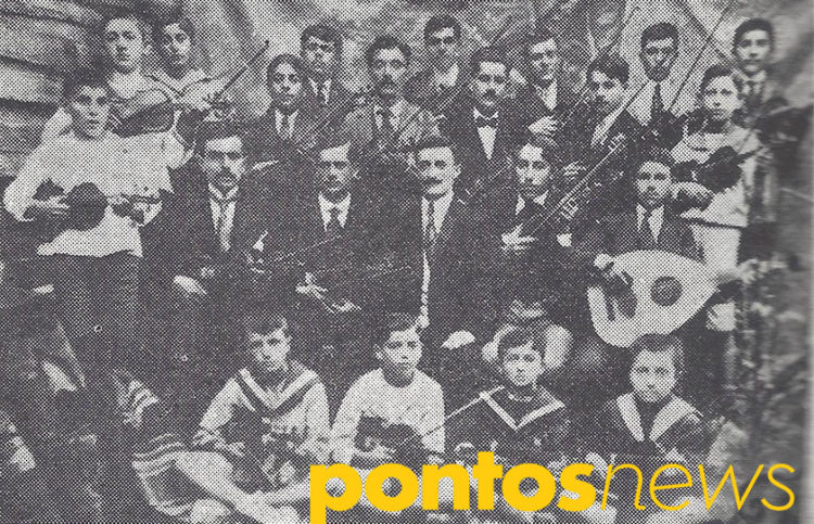 Ο Βασίλειος Βεηλικτσίδης με μαθητές του στην Αμισό, το 1919. Τη φωτογραφία παραχώρησε η Ροζαλία Ελευθεριάδου. Είναι από το «Πανσερραϊκό Ημερολόγιο» του Σταύρου Κοταμανίδη (Σέρρες, 1975, τόμος Α’)