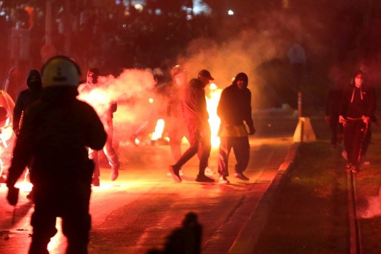 Διαδηλωτές έχουν ανάψει φωτιές κατά τη διάρκεια πορείας διαμαρτυρίας κατοίκων και συλλογικοτήτων κατά της αστυνομικής βίας, στην Νέα Σμύρνη (φωτ.: ΑΠΕ-ΜΠΕ / Ορέστης Παναγιώτου)