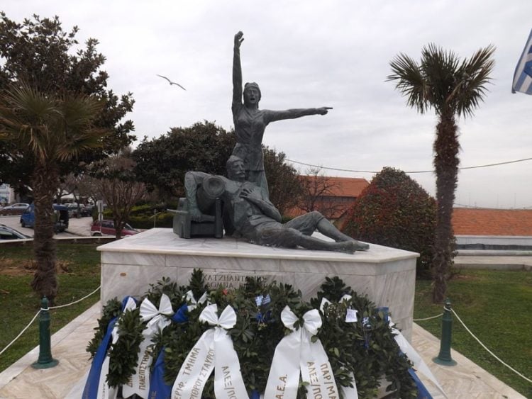 Μνημείο των Δόμνα και Χατζή Αντώνη Βισβίζη, στην πλατεία Φάρου Αλεξανδρούπολης, που φιλοτεχνήθηκε από τον Γ. Μέγκουλα το 1987 και με δαπάνη του ΕΛΛΗΝΟΜΟΥΣΕΙΟΥ ΑΙΝΟΥ-Σύλλογος Αλεξανδρούπολης (φωτ.: el.wikipedia.org)