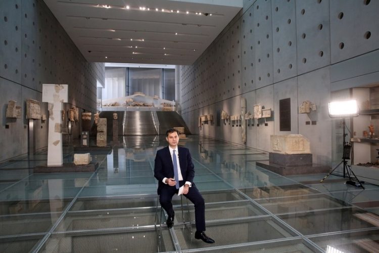 Ο υπουργός Τουρισμού Χάρης Θεοχάρης μιλάει στο πλαίσιο της Τουριστικής Έκθεσης ΙΤΒ, έκθεσης που παραδοσιακά αποτελεί βαρόμετρο, ενόψει του ανοίγματος της τουριστικής αγοράς, στο Μουσείο της Ακρόπολης (φωτ.: ΑΠΕ-ΜΠΕ /Αλέξανδρος Μπελτές)