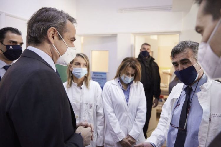 Ο πρωθυπουργός συνομιλεί με ιατρικό προσωπικό κατά τη διάρκεια της επίσκεψής του στο Κέντρο Υγείας Πατησίων που λειτουργεί και ως εμβολιαστικό κέντρο (φωτ.: ΑΠΕ-ΜΠΕ / Γρ. Τύπου Πρωθυπουργού / Δημήτρης Παπαμήτσος)