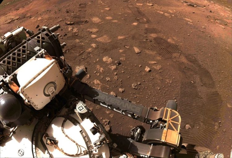 Βόλτες στο κοκκινωπό έδαφος του πλανήτη Άρη κάνει ήδη το «Perseverance» (φωτ.: twitter.com / NASA)