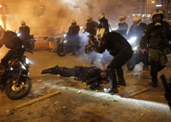 Εικόνα από τη στιγμή του τραυματισμού του αστυνομικού, στη Νέα Σμύρνη (φωτ.: ΑΠΕ-ΜΠΕ / Κώστας Τσιρώνης)