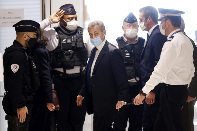 Ο πρώην πρόεδρος της Γαλλίας Νικολά Σαρκοζί, σήμερα, σε δικαστήριο του Παρισιού όπου δικάστηκε (φωτ.: EPA/IAN LANGSDON)