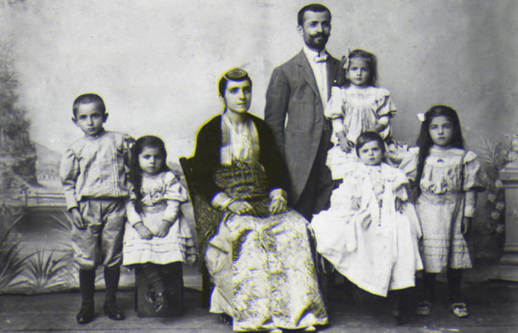 Οικογένεια Ελλήνων Ποντίων, Κερασούντα, 1910 (πηγή: Eπιτροπή Ποντιακών Μελετών)
