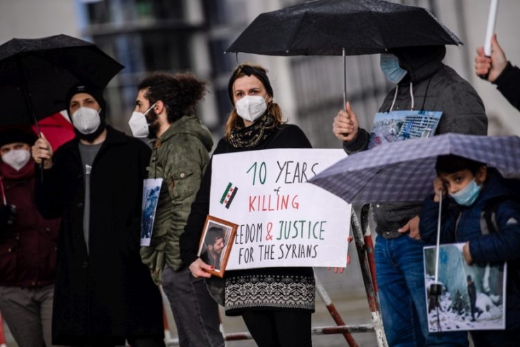 Διαμαρτυρία στο Βερολίνο, με αφορμή τα 10 χρόνια από την έναρξη του πολέμου στη Συρία (φωτ.: EPA / CLEMENS BILAN)