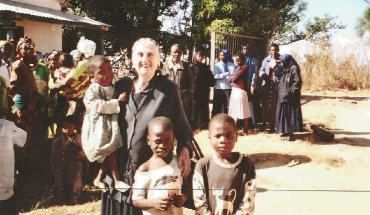 Η ζωή της απέκτησε άλλο νόημα στο Κονγκό, εκεί όπου χτυπούσε η καρδιά της ελληνικής Ιεραποστολής (φωτ: YouTube)