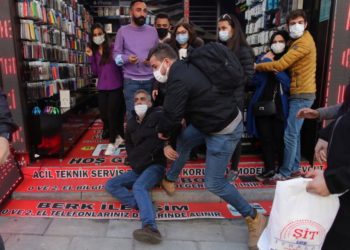 Τούρκοι αστυνομικοί κρατούν έναν διαδηλωτή κατά τη διάρκεια διαμαρτυρίας φοιτητών του Πανεπιστημίου Bogazici, στην Κωνσταντινούπολη (φωτ.: EPA / ERDEM SAHIN)