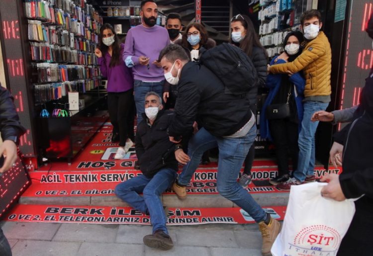 Τούρκοι αστυνομικοί κρατούν έναν διαδηλωτή κατά τη διάρκεια διαμαρτυρίας φοιτητών του Πανεπιστημίου Bogazici, στην Κωνσταντινούπολη (φωτ.: EPA / ERDEM SAHIN)