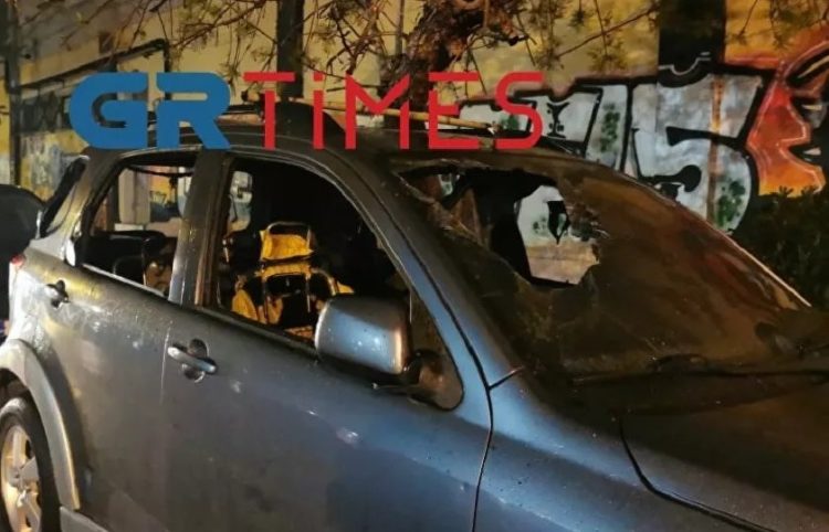 Σπασμένο αυτοκίνητο στην περιοχή του Χαριλάου, στη Θεσσαλονίκη (φωτ.: GR Times)
