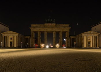 Η πύλη του Βρανδεμβούργου στο Βερολίνο την περσινή «Ώρα της Γης» (φωτ.: ΑΠΕ-ΜΠΕ/ Jens Schlueter)