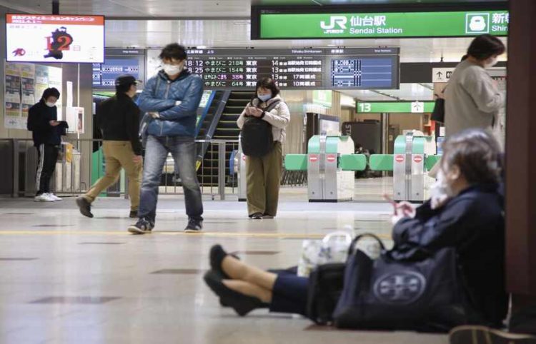 Άνθρωποι περιμένουν στο σταθμό μετά το σεισμό των 7,2 Ρίχτερ (φωτ.: KYODO)