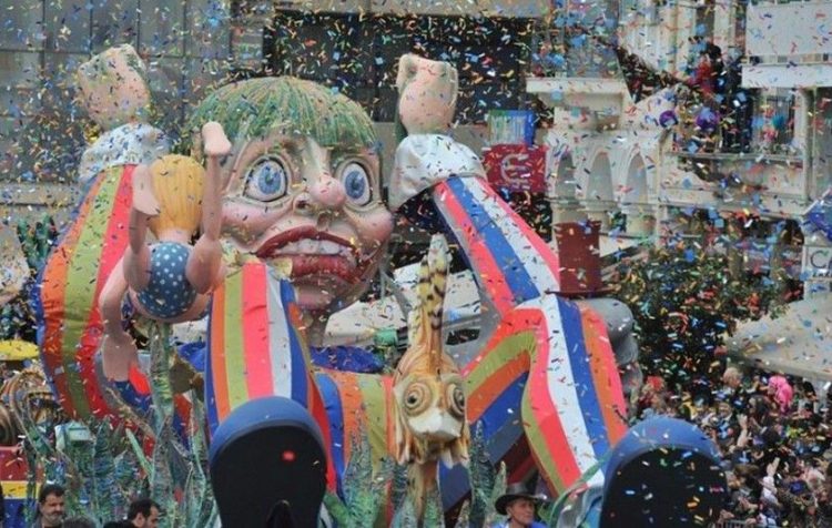 Στιγμιότυπο από το πατρινό καρναβάλι, προ Covid εποχής (φωτ.: ΑΠΕ-ΜΠΕ/ Ηλίας Κάνιστρας)