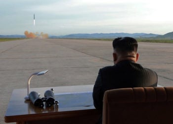 Ο ηγέτης της Βόρειας Κορέας παρακολουθεί την εκτόξευση πυραύλου (φωτ. αρχείου: KCNA)