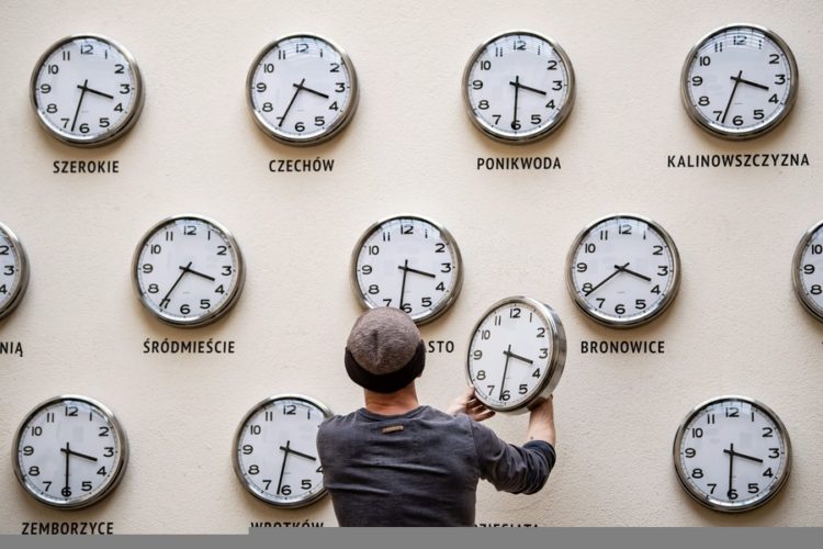 Ο Kamil R. Filipowski αλλάζει τις μπαταρίες και τους δείκτες των ρολογιών στην εγκατάσταση «Time for culture» στο Κέντρο Πολιτισμού του Λούμπλιν, στην Πολωνία (φωτ.: EPA/WOJCIECH PACEWICZ  POLAND OUT)