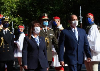 Η Πρόεδρος της Δημοκρατίας Κατερίνα Σακελλαροπούλου και ο Πρόεδρος της Αραβικής Δημοκρατίας της Αιγύπτου Αμπντέλ Φατάχ αλ Σίσι επιθεωρούν τιμητικό άγημα Ευζώνων (φωτ.: ΑΠΕ-ΜΠΕ / Ορέστης Παναγιώτου)